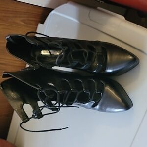 BCBG BLACK LEATHER PLATFORM